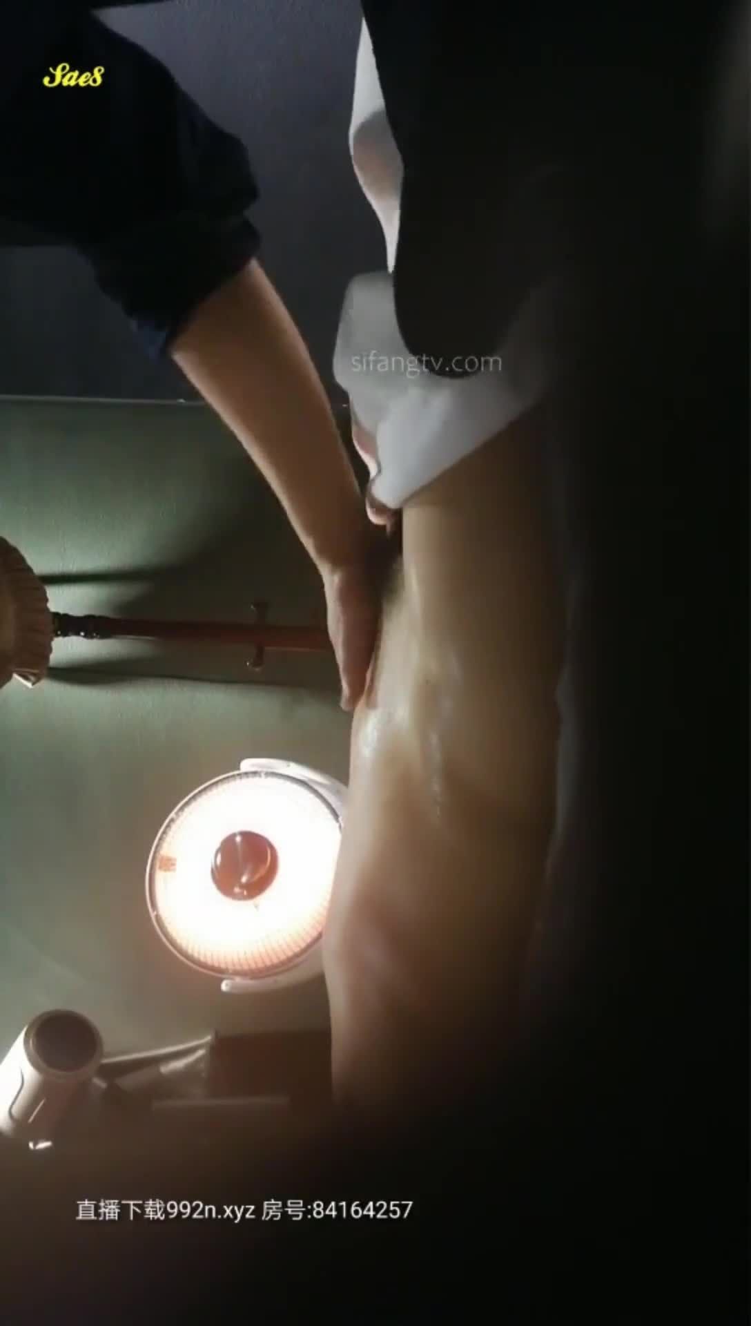 会所男技师偷拍少妇胸部推油私处保健